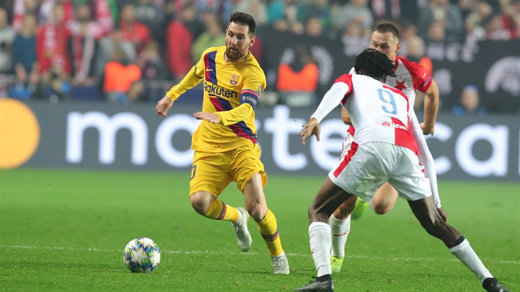 Lionel Messi obchází Jana Bořila.
