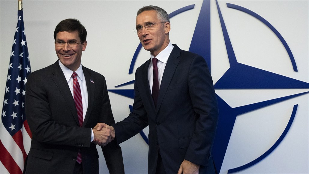 Americký ministr obrany Mark Esper (vlevo) a generální tajemník NATO Jens...