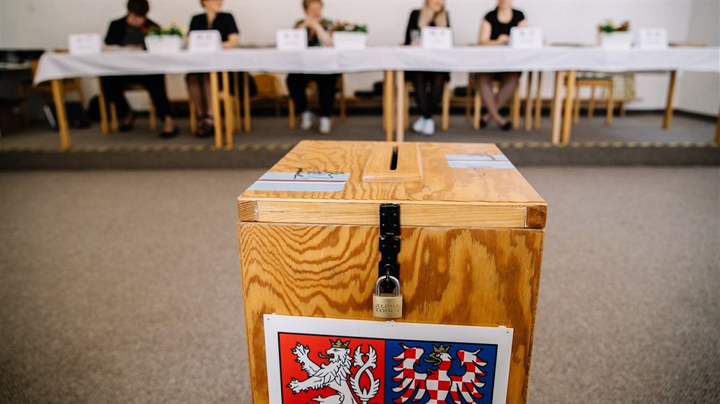 Volební urna musí být po celou dobu pod dohledem komise.