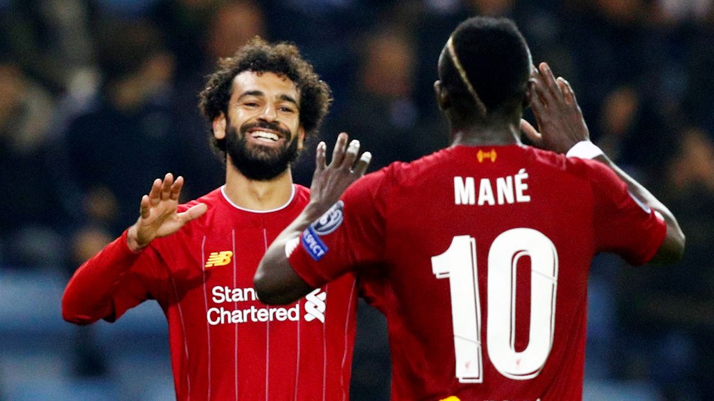 Mo Salah a Sadio Mané slaví branku Liverpoolu do sítě Genku v Lize mistrů.