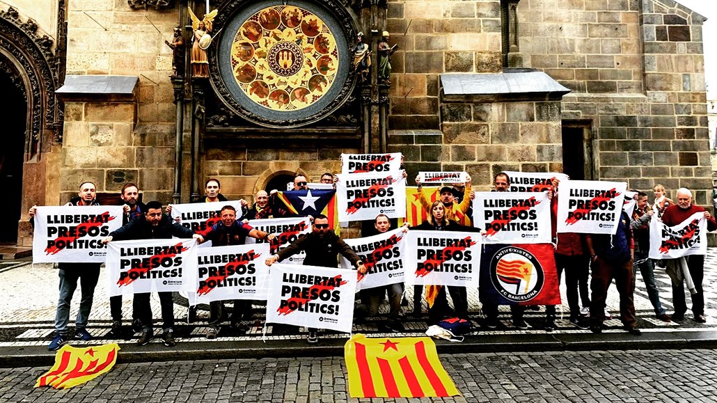 Fanouci Barcelony jeli do Prahy upozornit na krzi v Katalánsku.