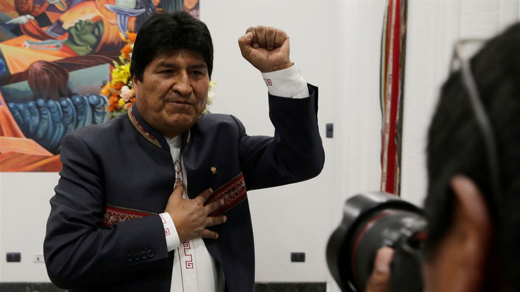 Gesto bolivijského prezidenta Eva Moralese na tiskové konferenci.