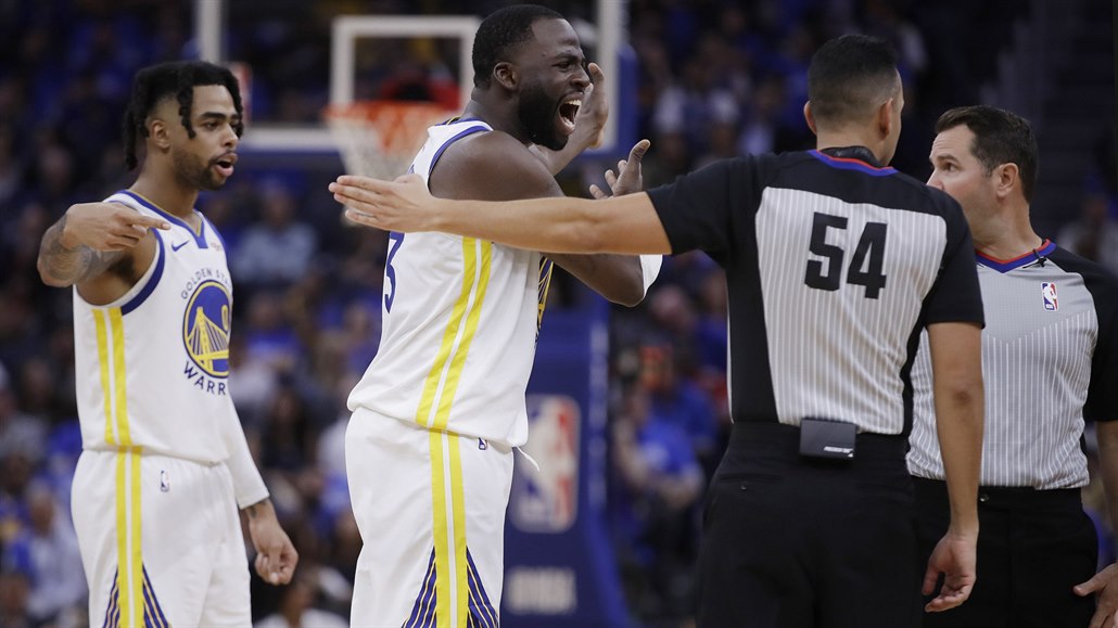 Basketbalista Golden State Warriors Draymond Green se hádá s rozhodčími.