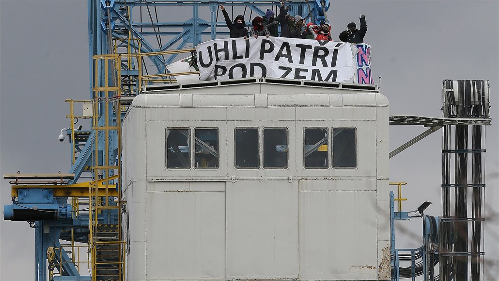 Aktivisté obsadili skrývkový bagr na slatinické výsypce.