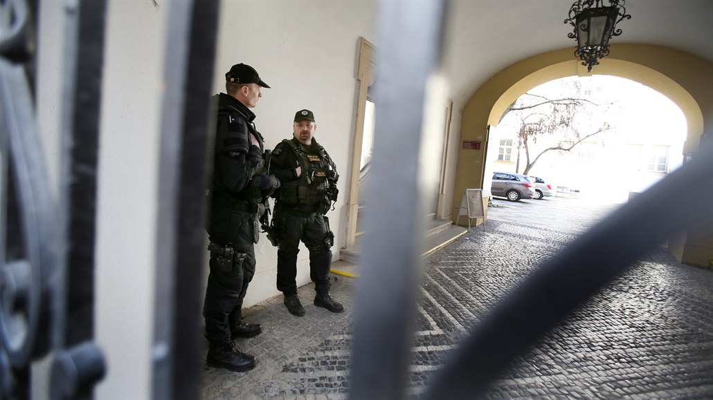 Zásah policie na Úadu mstské ásti Brno-sted.