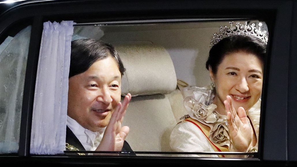 Japonský císa Naruhito s císaovnou Masako po korunovaci.