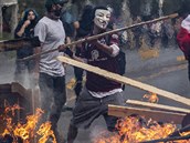 Demonstranti v pátek veer zaútoili na nkolik stanic metra, zapalovali ohn a...