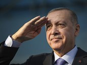 Turecký prezident salutuje smrem ke svým podporovatelm v tureckém mst...