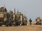 Americký konvoj se zastavil poblí msta Tel Tamr v severní Sýrii.