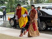 Bhútánský král Digme Khesar Namgjel Wanghug s královnou picházejí do...