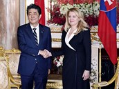 Japonský premiér inzó Abe si tese rukou se slovenskou prezidentkou Zuzanou...