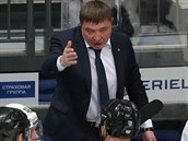 Trenér Chabarovsku Alexandr Guljavcev vyhrouje rozhodímu.