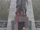 V Komenského sadech v Ostrav nkdo sprejem postíkal Památník Rudé armády.