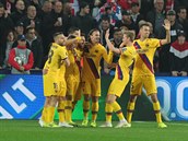 Hrái Barcelony slaví Messiho branku do sít Slavie.