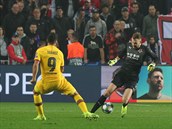 Ond�ej Kolá� si ani v duelu s Barcelonou neodpustil výlet do hracího pole.