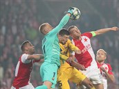 Ter Stegen boxuje mí� p�ed hlavou Tomá�e Sou�ka.