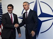 Americký ministr obrany Mark Esper (vlevo) a generální tajemník NATO Jens...