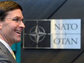Mark Esper, americký ministr obrany, ukázal úsmv bhem konference NATO, na...