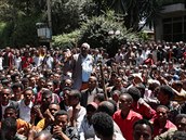Oromský staeina (Oromové - nejpoetnjí národ Etiopie) pednáí slogany ped...