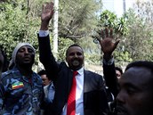 Jawar Mohammed, oromský noviná a aktivista zdraví lidi shromádné kolem jeho...