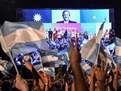 Volii Alberta Fernándeze oslavují jeho vítzství v prezidentských volbách.