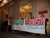 Aktivisté zablokovali vchod do hotelu International v Praze.