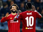 Mo Salah a Sadio Mané slaví branku Liverpoolu do sít Genku v Lize mistr.