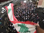 V ulicích vlají libanonské vlajky.