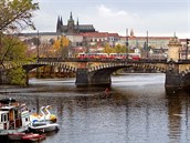 Most Legií v Praze s Praským hradem.