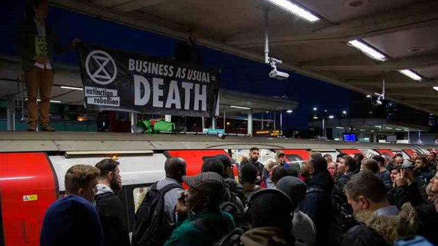 Protest ekologického hnutí Exctinction Rebellion (Vzpoura proti vyhynutí).