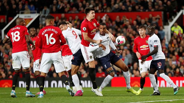 Závar p�ed brankou Manchesteru United.