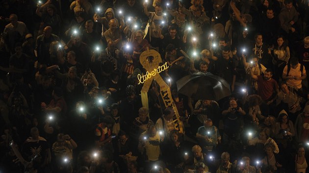 Heslo ,,libertat (svoboda) a rozsvícená svtla mobilních telefon...