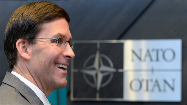 Mark Esper, americký ministr obrany, ukázal úsmv bhem konference NATO, na...