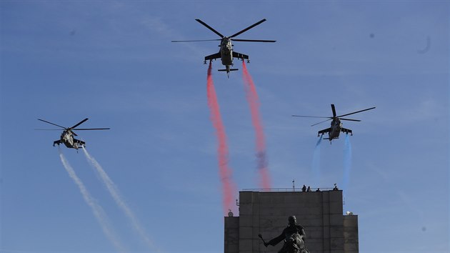 Nad pamtnkem proltly armdn vrtulnky, kter na obloze vytvoily trikoloru v nrodnch barvch, a za nimi sthac letouny Gripen.