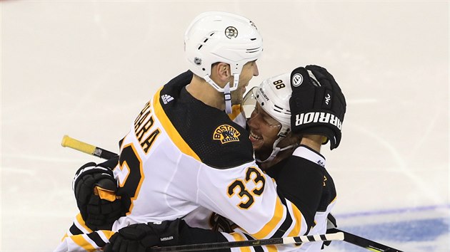 Zdeno Chára slaví s Davidem Pastrákem branku do sít New York Rangers.