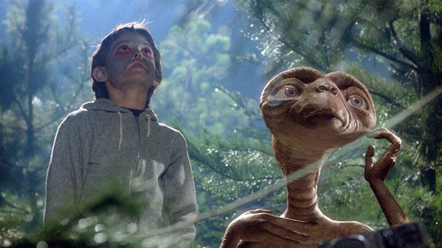 Snímek E.T. - Mimozeman (1982). Reie: Steven Spielberg.