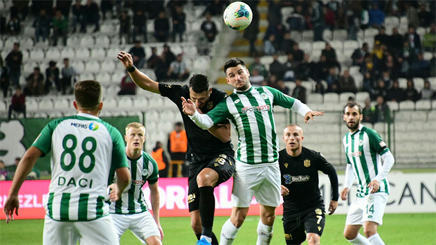 Konyaspor v deseti podlehl soupei 0:2.