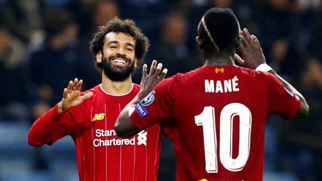 Mo Salah a Sadio Mané slaví branku Liverpoolu do sít Genku v Lize mistr.