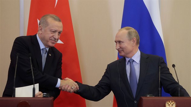 Ruský prezident Vladimir Putin si potásá rukou s Recepem Tayyipem Erdoganem na...