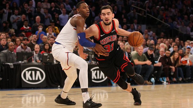 Tomá Satoranský (vpravo) prochází okolo hráe New Yorku Knicks RJ Barretta.