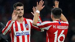 Alvaro Morata slaví s Hectorem Herrerou branku do sít Leverkusenu.