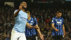 Raheem Sterling slaví hattrick do sít Atalanty.