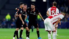 Mason Mount, Mateo Kovacic a Jorginho slaví branku Chelsea.