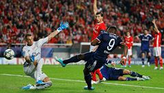 Moussa Dembele v zakon�ení na p�d� Benfiky.