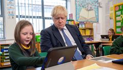 Boris Johnson a jeho soustedný výraz.