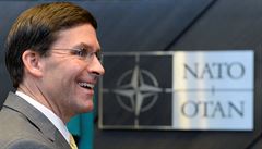 Mark Esper, americký ministr obrany, ukázal úsměv během konference NATO, na...