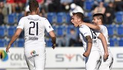 Zleva Ond�ej �a�inka, Patrik �imko a Jan Navrátil ze Slovácka se radují z gólu.