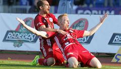 Pablo González a Václav Jemelka z Olomouce se radují z branky.