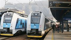 Cestující budou moci jezdit s jednotnou jízdenkou vlaky různých dopravců. Schválila to sněmovna