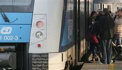 Lidé na nádra�í